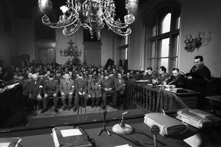 Príslušníkov oddielov Edelweiss postavili pred československý súd