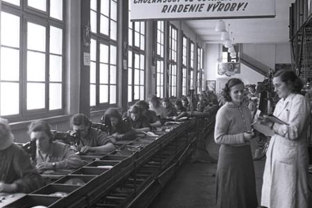 Rok 1954: Nové typy topánok pre pracujúcich