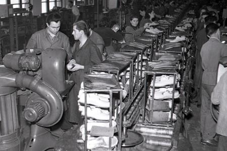 Rok 1954: Nové typy topánok pre pracujúcich