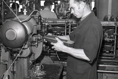 Rok 1954: Nové typy topánok pre pracujúcich