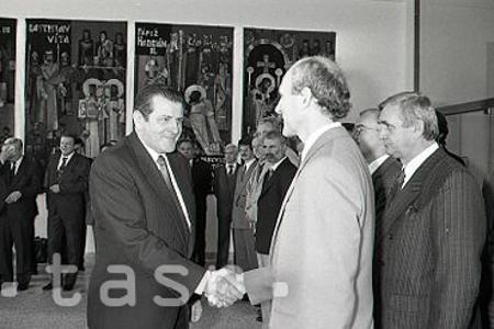 Rok 1990: Vladimír Mečiar si prevzal prvý premiérsky dekrét