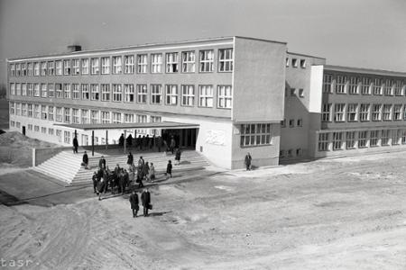 Rok 1968: V Trnave otvorili novú učňovskú školu pre elektrikárov