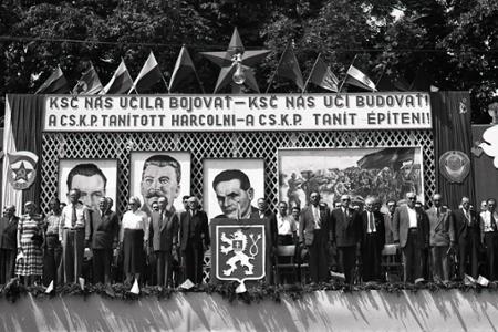 Rok 1951: Košúty spomínajú na svojich padlých hrdinov