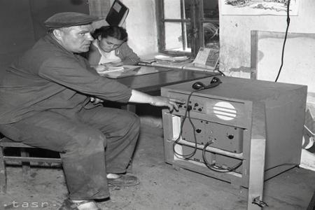 Rok 1956: Poľnohospodárom pomáha pri žatve vysielačka