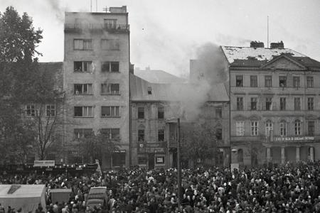 Rok 1952: Hasiči zasahujú na Hviezdoslavovom námestí v Bratislave
