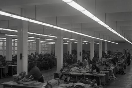 Rok 1965: V Michalovciach otvárajú moderný odevný závod