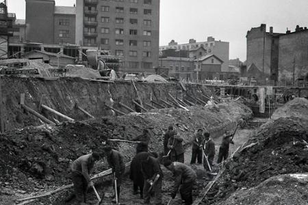 Rok 1956: V hlavnom meste sa po zime rozbieha bytová výstavba