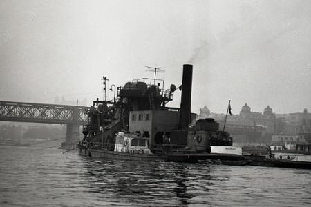 Rok 1964: Z Dunaja vytiahnu konštrukciu zbombardovaného mosta