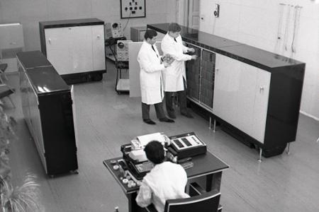 Rok 1968: Na VŠP v Nitre inštalujú prvý samočinný počítač