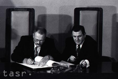 Rok 1992: Slováci majú vlastnú ústavu