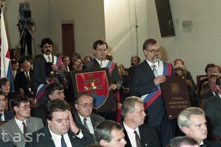 Rok 1992: Slováci majú vlastnú ústavu