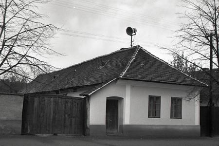 V roku 1949 daroval Gottwald Topoľčiankam miestny rozhlas