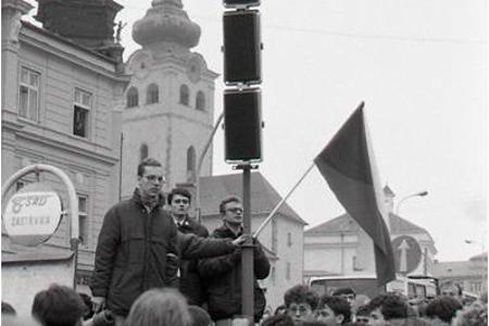 Rok 1989:Univerzitné auly a ulice našich miest sa zaplnili študentmi 	