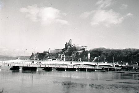 V roku 1956 otvorili v Trenčíne nový cestný most cez Váh