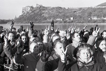 Tisíce ľudí prešli 10.decembra 1989 prvýkrát slobodne za Železnú oponu