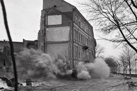 Rok 1970: Na nábreží Dunaja riadeným výbuchom zbúrali poschodový dom  