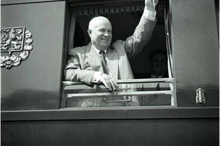 Chruščov odsúdil na zjazde Stalinov kult osobnosti