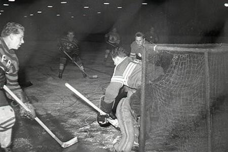 Rok 1959:  Košická športová verejnosť sa teší z nového zimného štadióna