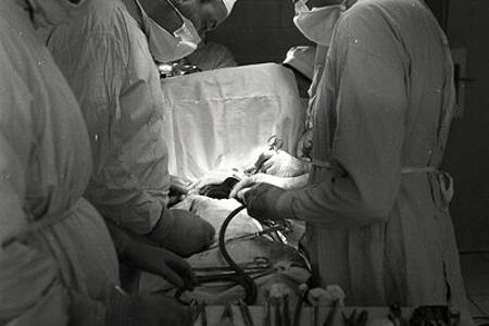 Rok 1954: Ľudské srdce v rukách slovenského chirurga Pavla Šteinera 