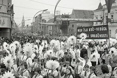 Oslavujeme 1.máj – sviatok všetkých pracujúcich, ktorí budujú socializmus