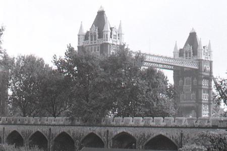 Otvorili londýnsky Tower Bridge a vyšiel román Odviate vetrom