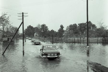 Rok 1965: Mesiac po ... zaplavené Kolárovo opäť ožíva