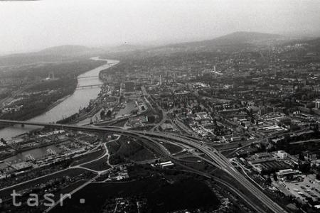Rieku Dunaj na Slovensku preklenuje deväť mostov