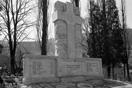 Obete černovskej tragédie pripomína pomník na miestnom cintoríne