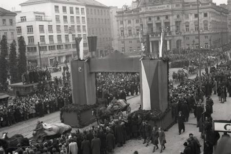 Rok 1945: Bratislava sa lúči so svojimi osloboditeľmi