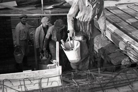 Rok 1950: V Trenčíne začali stavbári pracovať na dve zmeny
