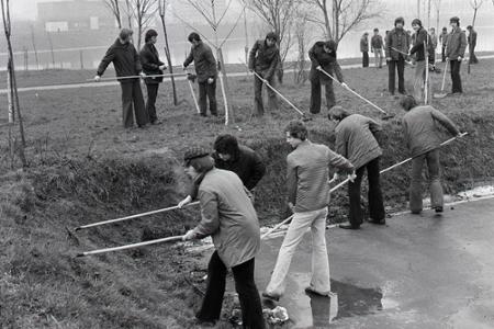 Rok 1975: Pracujúci v pracovných zmenách skrášľujú svoje okolie