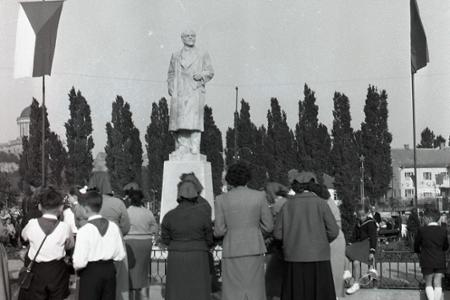 Rok 1959: V Štúrove odhalili prvý pomník Lenina na Slovensku