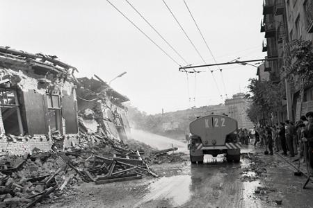 Rok 1971: Búrajú Malinovského ulicu v Bratislave