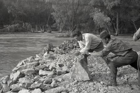 Rok 1965: Záchranné práce na pretrhnutej hrádzi v Číčove