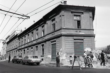 Rok 1971: Búrajú Malinovského ulicu v Bratislave