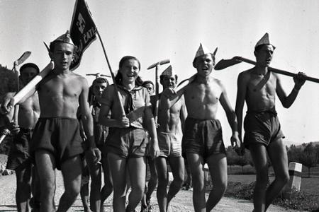 Rok 1950: Pri Nosiciach budujú Priehradu mládeže