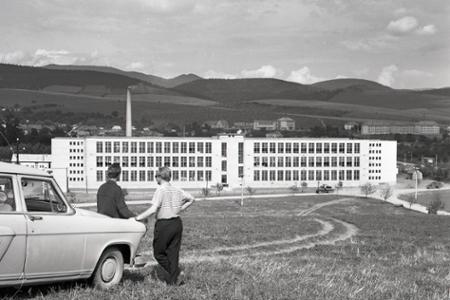 Rok 1965: V Lipanoch otvorili nový odevný závod kpt. Nálepku