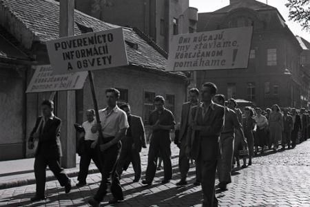 Rok 1950: Dobrovoľné brigády v prospech Kórey 