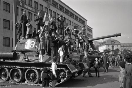 Rok 1960: Občania Bratislavy oslávili Deň čs. armády 