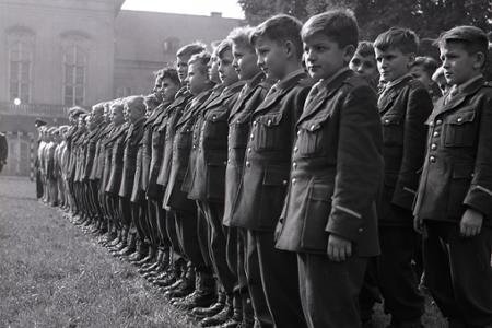 Rok 1953: Mládež oslavuje Deň Čs. ľudovej armády