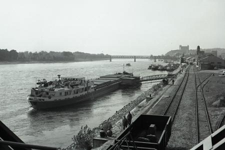 Rok 1966: Dunajské vody brázdi nová nákladná loď Váh