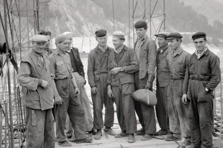 Rok 1955: Hrdinovia práce na stavbe Krpelianskej priehrady 
