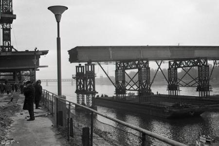 Rok 1971: Montuje sa posledný diel Mosta SNP
