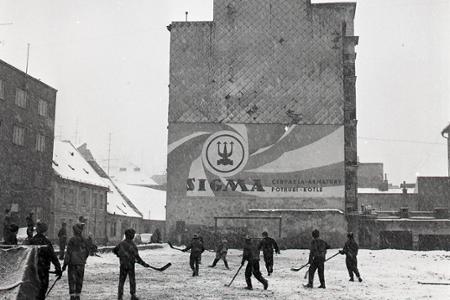 Rok 1966: Bratislavčania dnes vyšli do zasnežených ulíc 