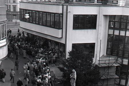 Rok 1990: Otvárajú najväčšiu predajňu obuvi na Slovensku