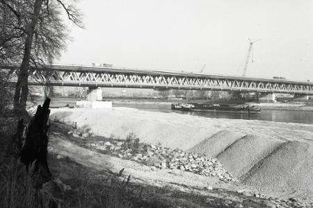 Rok 1983: Most Hrdinov Dukly v čiastočnej prevádzke