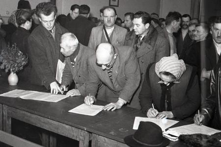 Rok 1950: Podpisujú sa prvé socialistické zmluvy JRD 