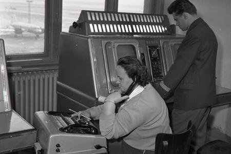 Rok 1963: Na letisku v Ivánke majú nové prístroje svetovej úrovne