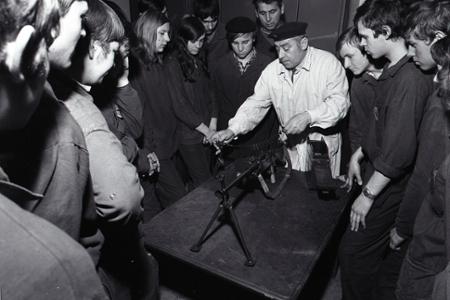 Rok 1973: Pamätníci ľudových milícií medzi trnavskými učňami
