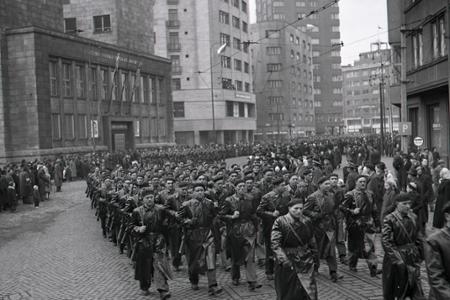 Rok 1953: Po námestiach pochodujú jednotky Ľudových milícií